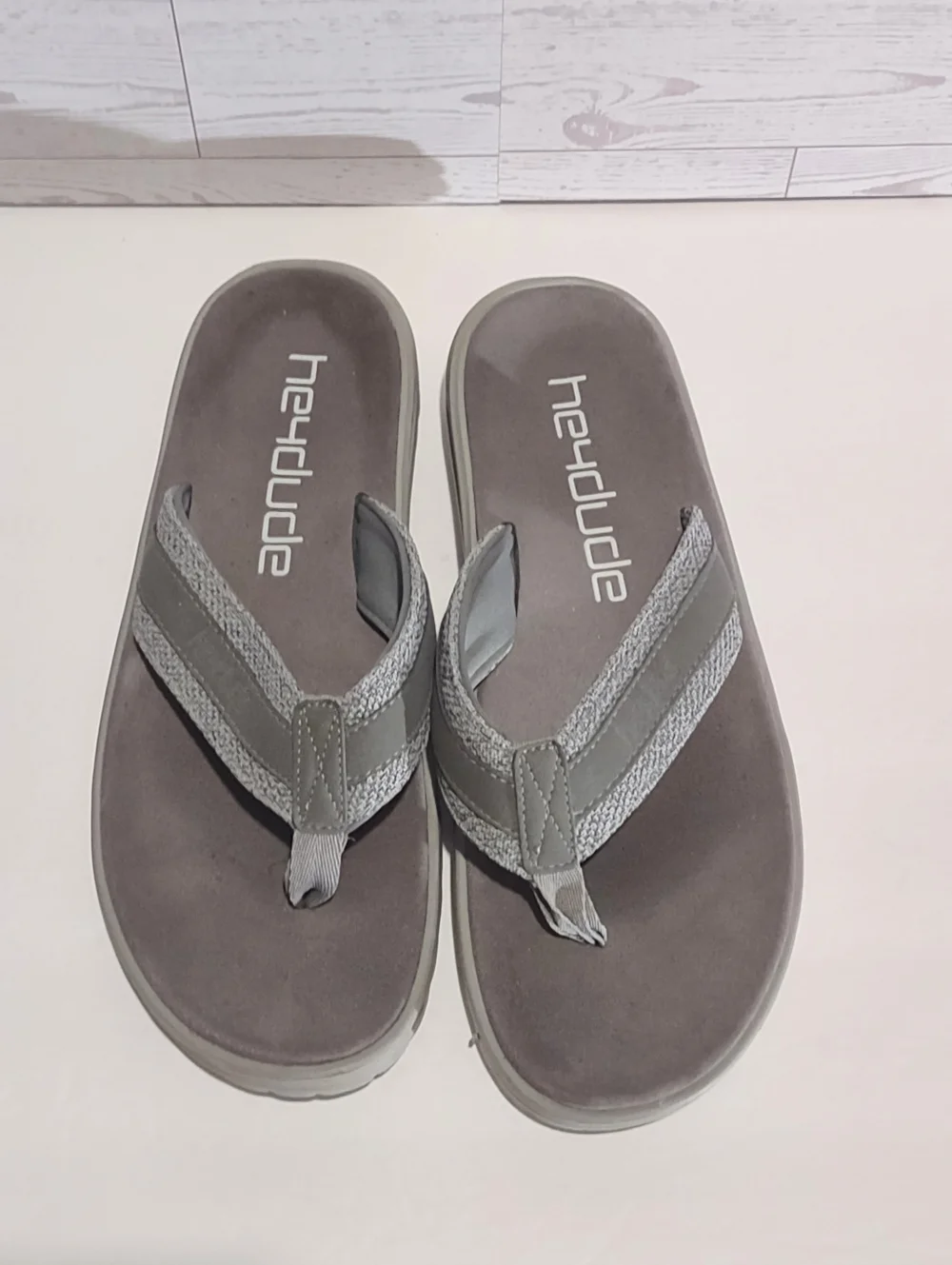 Hey Dude Men's 9 Flinn flip-flop sandals, Women's 11